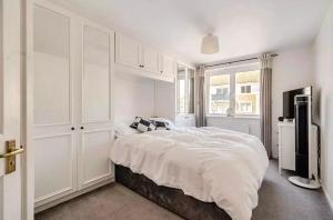 Stunning 2 bedroom in the vibrant heart of Marina