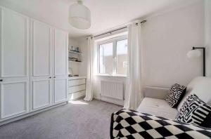 Stunning 2 bedroom in the vibrant heart of Marina