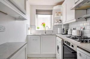 Stunning 2 bedroom in the vibrant heart of Marina