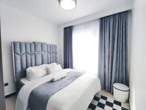 Executive two bedroom apartment which features swimming pool,gym and amazing scenic views