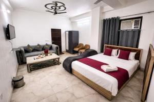 Hotel Comfort Inn, Nangloi, Walking from Metro