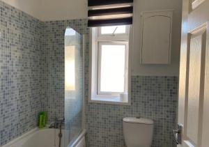 Spacious Apartment next to Commercial Road