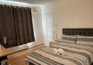 Spacious Apartment next to Commercial Road