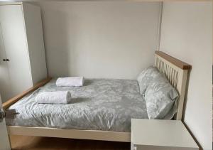 Spacious Apartment next to Commercial Road