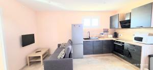 LE BARCARES - logement climatisé 2 chambres avec terrasse - plage et commerces à pied - parking - 4 personnes - chien accepté