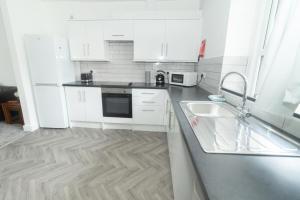 Central 3 Bedroom Home Close To Swansea City Centre