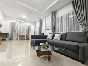 Private Corner House Near Central Westgate
