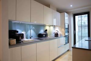 Westminster 1 bed apt with terrace and Air-Con