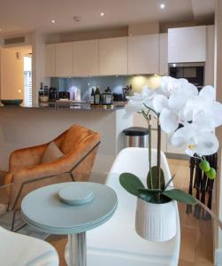 Westminster 1 bed apt with terrace and Air-Con
