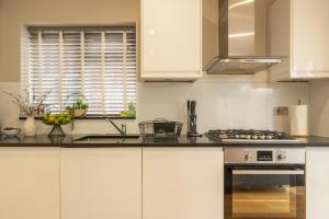 New! Lovely 2 Bed Serviced Apartment with free parking