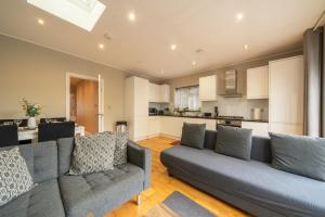 New! Lovely 2 Bed Serviced Apartment with free parking