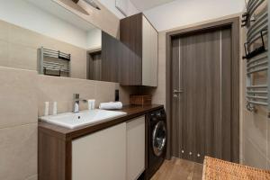 Functional & Modern Apartment with Parking and Balcony by Noclegi Renters