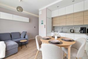 Functional & Modern Apartment with Parking and Balcony by Noclegi Renters