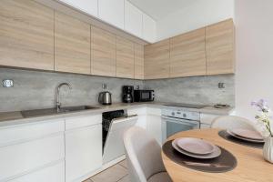 Functional & Modern Apartment with Parking and Balcony by Noclegi Renters