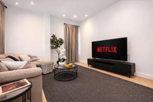 Luxury 3BR Apartment in Central Croydon