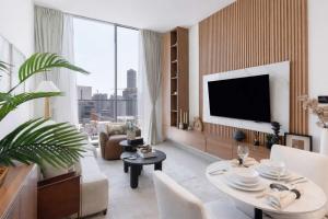 StayShort - JVC 1 bed Sleeps 4 with Private Balcony