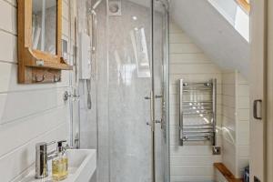 Kingfisher Luxury pod with sweeping countryside