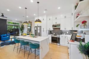 Black House - Downtown Elegance with HotTub and King Beds