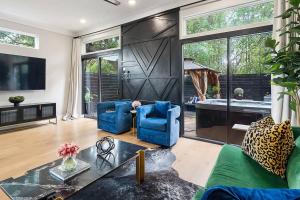 Black House - Downtown Elegance with HotTub and King Beds
