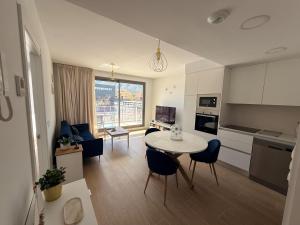 Marina Real III, 1 Dormitorio by Bookindenia