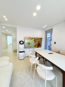 Hongdae Entrance Station 1 Min Airport Railroad Direct Spacious 3BR 2BA Entire Apartment