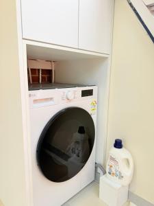 Hongdae Entrance Station 1 Min Airport Railroad Direct Spacious 3BR 2BA Entire Apartment