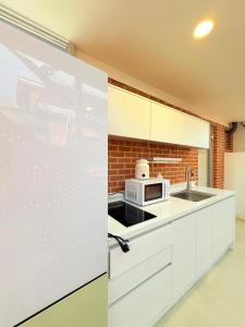 Hongdae Entrance Station 1 Min Airport Railroad Direct Spacious 3BR 2BA Entire Apartment