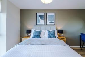 Modern 2BR 2BA - Parking - Easy Access to the City