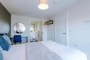 Modern 2BR 2BA - Parking - Easy Access to the City