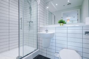 Modern 2BR 2BA - Parking - Easy Access to the City