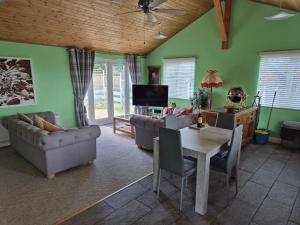 The Cabin,Kings Lane,Weston
