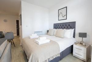 Modern Studio with Balcony in Manchester