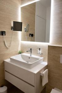 Serenity Luxe studio - King bed, Free parking garage