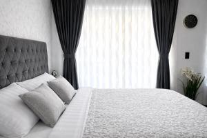 Serenity Luxe studio - King bed, Free parking
