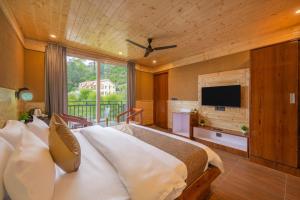 The Countryside Regency I Vacations I Conference I MICE I Family Events I Open Air Terrace I Sky Bonfire I Wooden Rooms With Pvt Balconies I Kufri by Exotic Stays