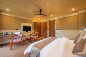 The Countryside Regency I Vacations I Conference I MICE I Family Events I Open Air Terrace I Sky Bonfire I Wooden Rooms With Pvt Balconies I Kufri by Exotic Stays