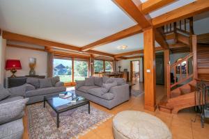 Chalet du Golf618 Family retreat for 9 next to Ski lifts - Happy Rentals
