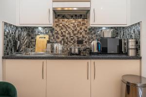 Central Located 4 guests paid parking offiste