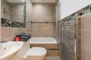 Central Located 4 guests paid parking offiste