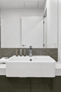 Elevated 1-Bed Retreat Near Crown