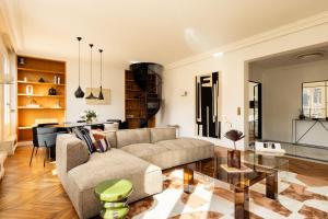 Montaigne Collection V 4BR 8PPL Duplex