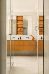 Montaigne Collection V 4BR 8PPL Duplex