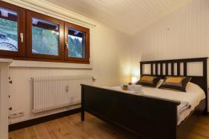 Le Bellevue 08 Cozy Alpine Flat | Pool & Mountain Views - Happy Rentals