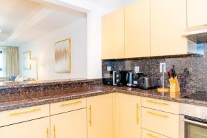 Spacious 1-BR Fairmount North Community View