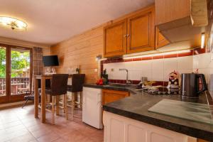 Résidence Le Château D86 Ski Retreat | Balcony & Views - Happy Rentals