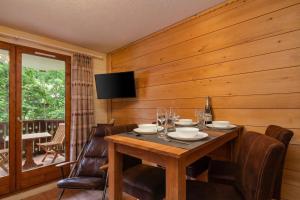 Résidence Le Château D86 Ski Retreat | Balcony & Views - Happy Rentals