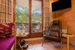 Résidence Le Château D86 Ski Retreat | Balcony & Views - Happy Rentals