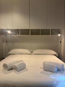 Charming Two-Room Apartment, Just a Short Walk from the M1 and M2 Cadorna Subway Stations