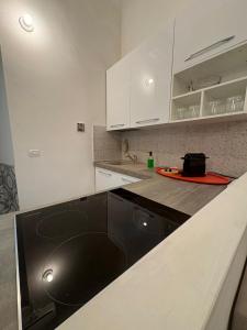 Charming Two-Room Apartment, Just a Short Walk from the M1 and M2 Cadorna Subway Stations