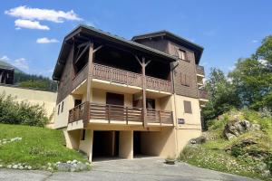 Apt DryadesD92 Near Lift: Duplex, Views, Balcony, Sleeps 5 - Happy Rentals